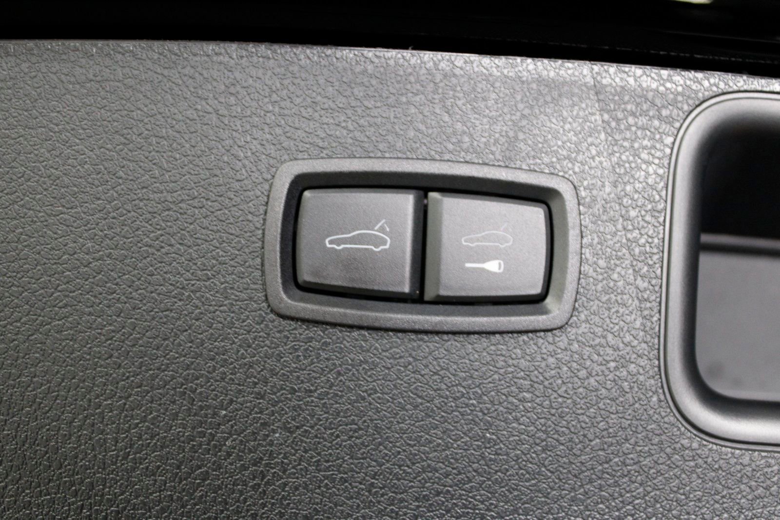 Certified 2025 Porsche Macan image 18