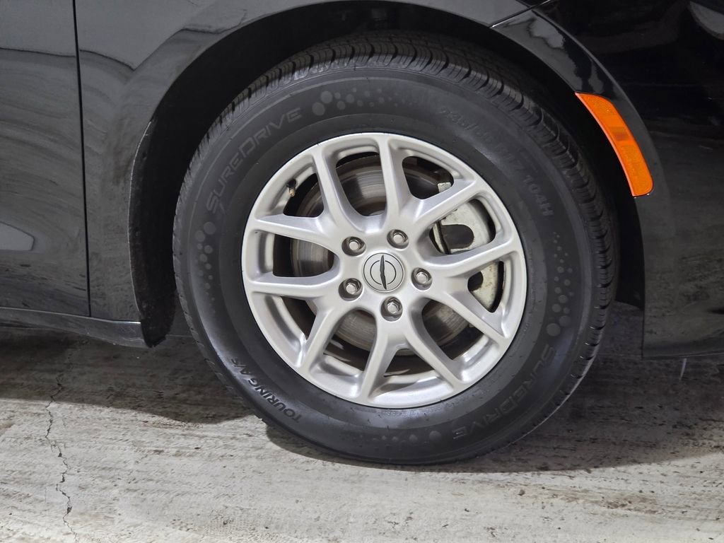 Certified 2024 Chrysler Pacifica Touring-L image 14