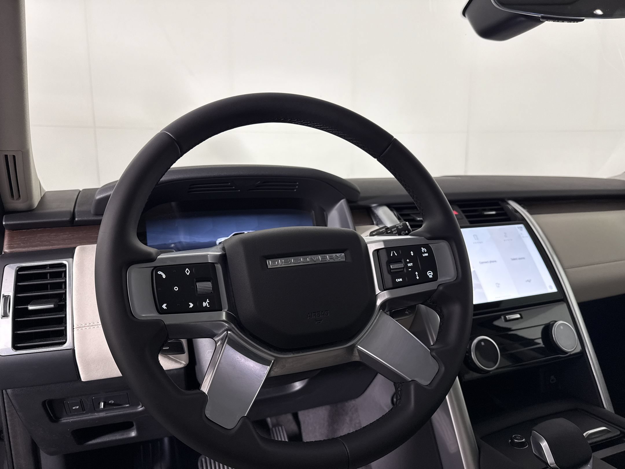Used 2025 Land Rover Discovery S AWD/4WD image 15