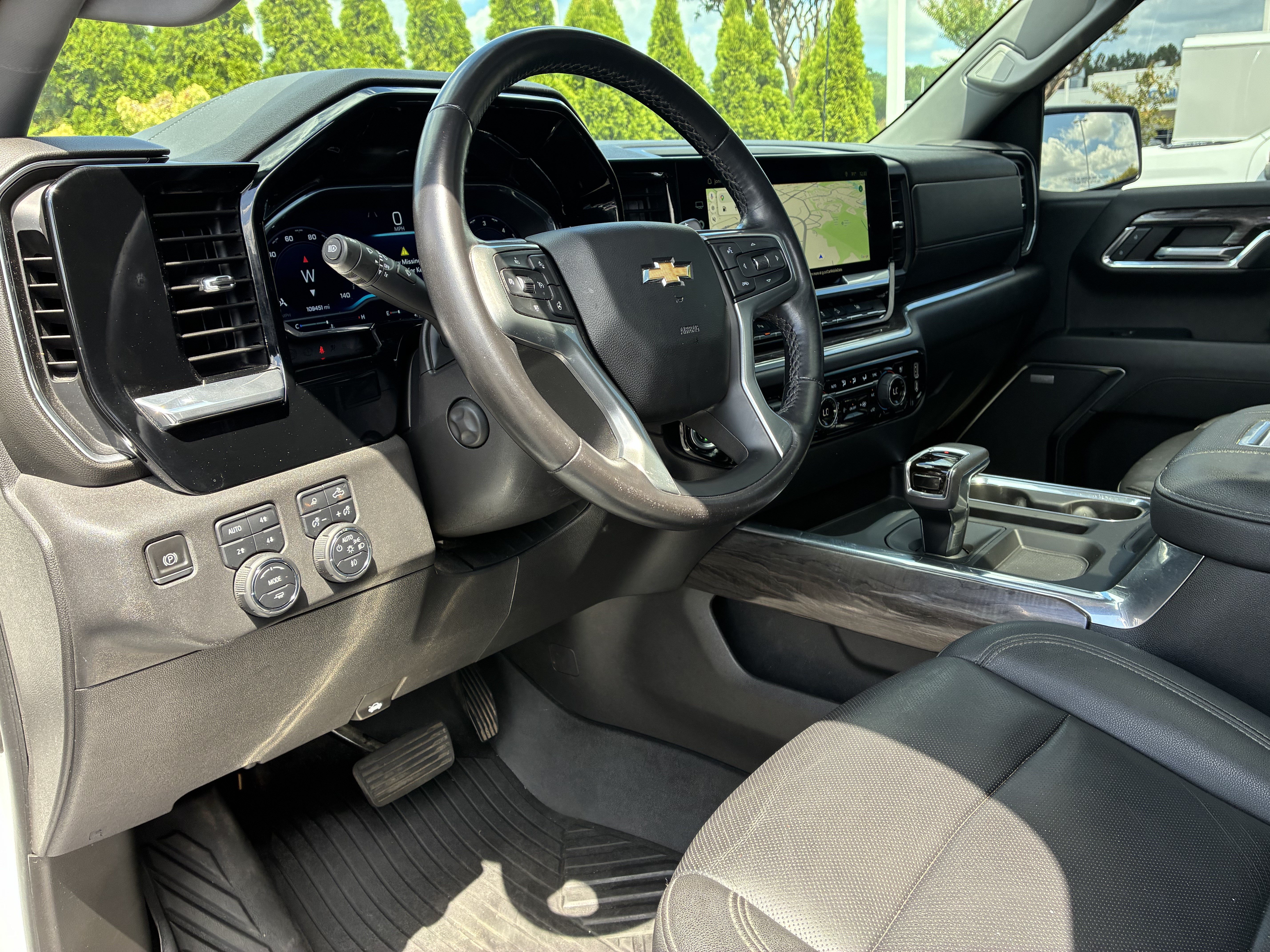 Used 2022 Chevrolet Silverado 1500 LTZ w/ LTZ Premium Package AWD/4WD image 23