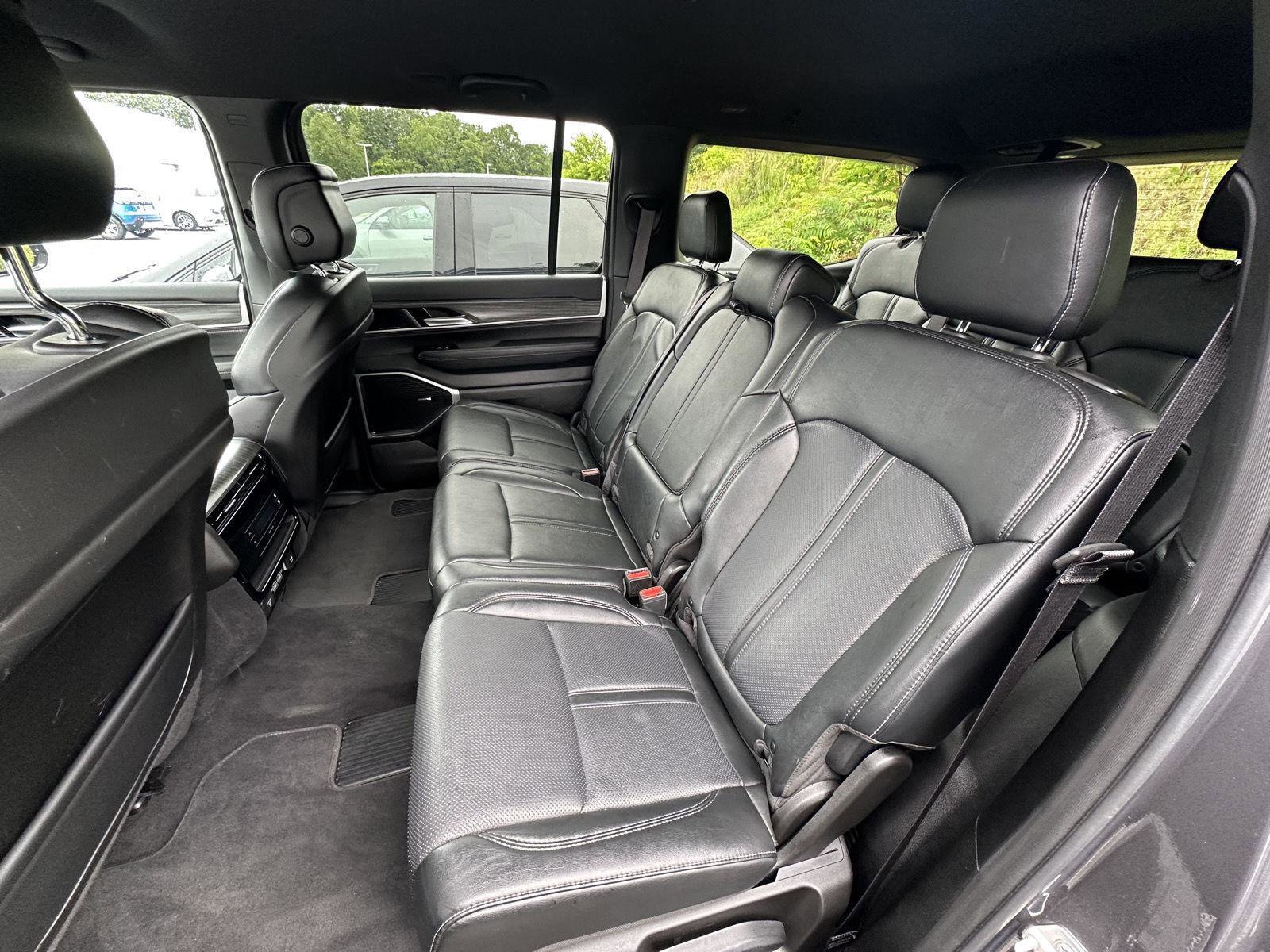 Used 2024 Jeep Wagoneer Series II w/ Flexible Seating Group image 12