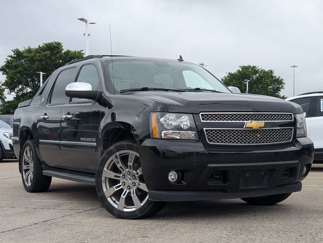 Used 2013 Chevrolet Avalanche LTZ image 2