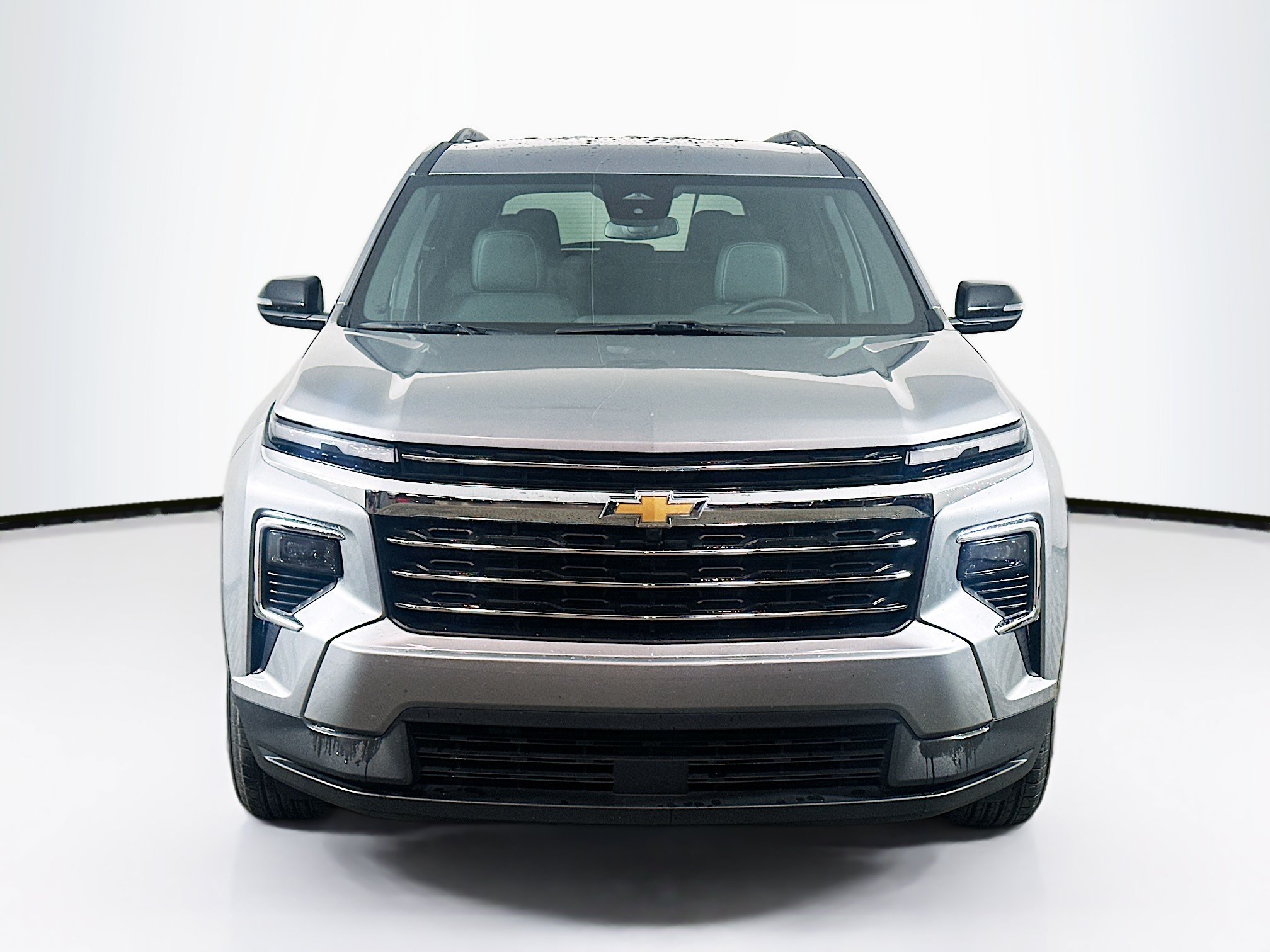 Used 2025 Chevrolet Traverse LT FWD image 2