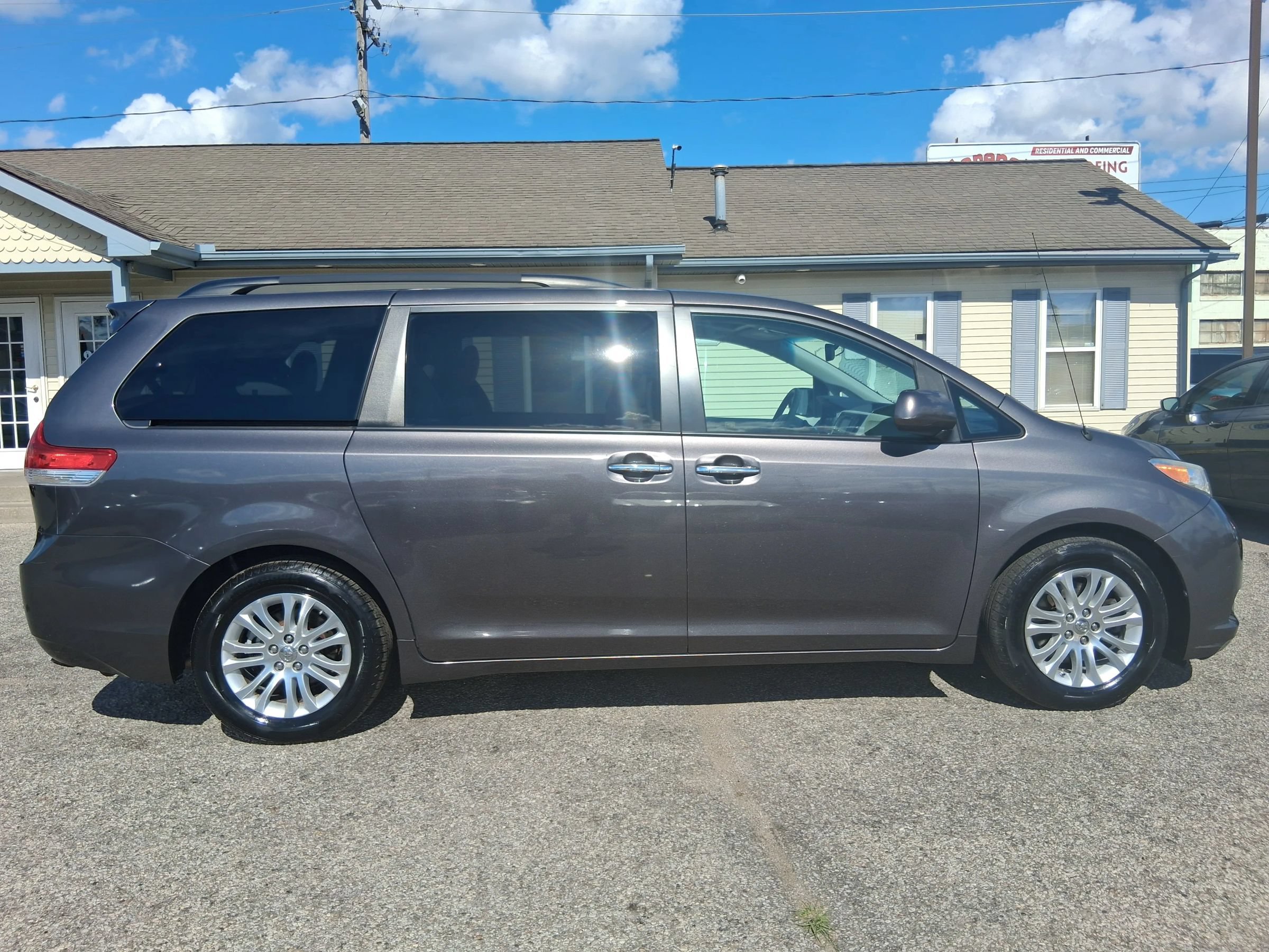 Used 2013 Toyota Sienna XLE w/ Entertainment Pkg FWD image 9