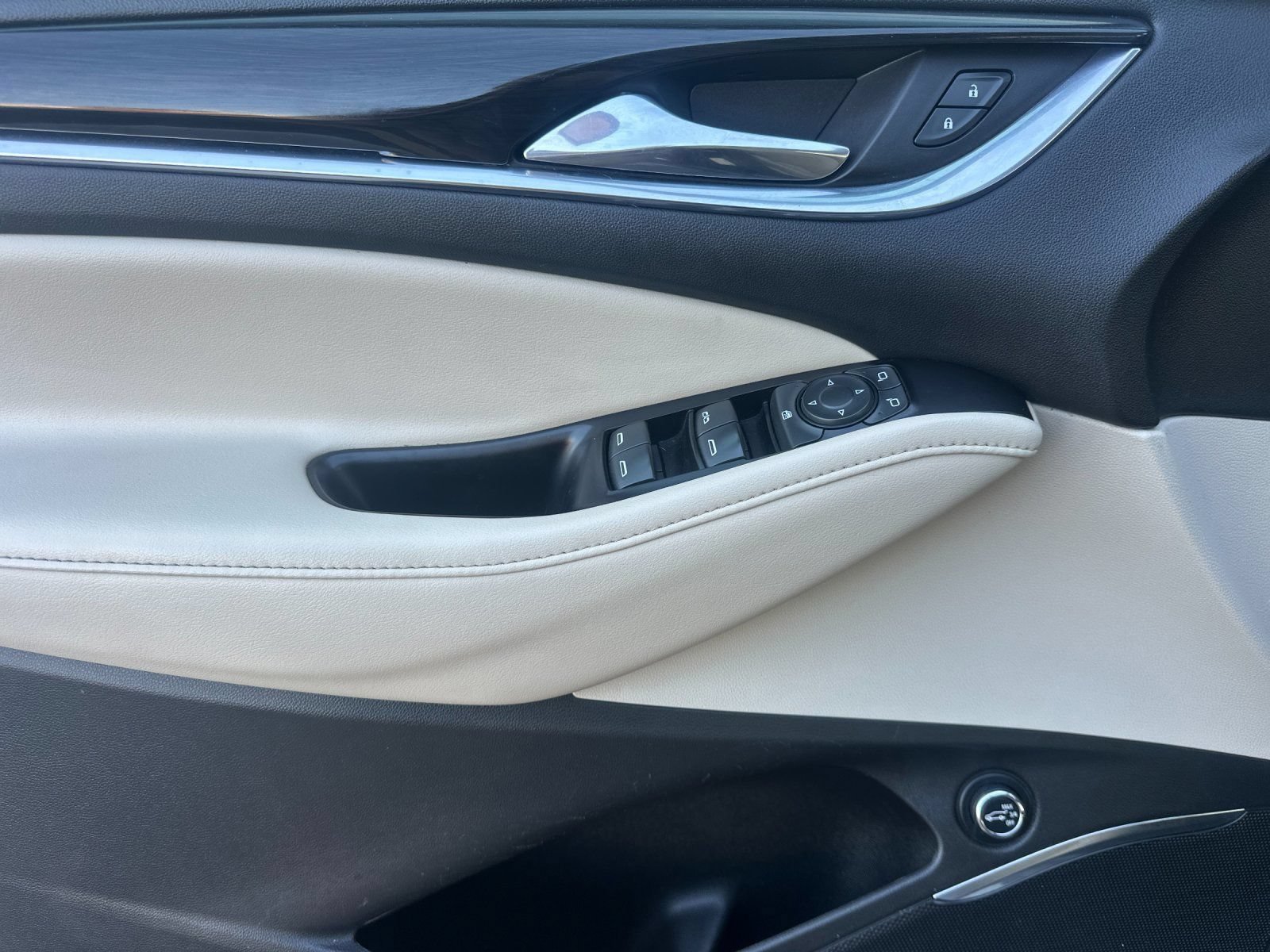 Used 2019 Buick Enclave Essence w/ LPO, Luxury Package AWD/4WD image 11