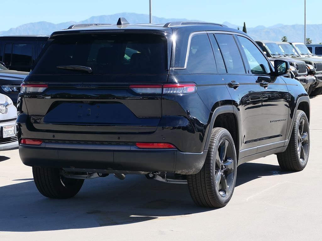 New 2026 Jeep Grand Cherokee Limited w/ Limited Altitude Package AWD/4WD image 3