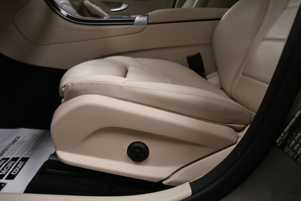 Used 2021 Mercedes-Benz GLC 300 4MATIC image 11