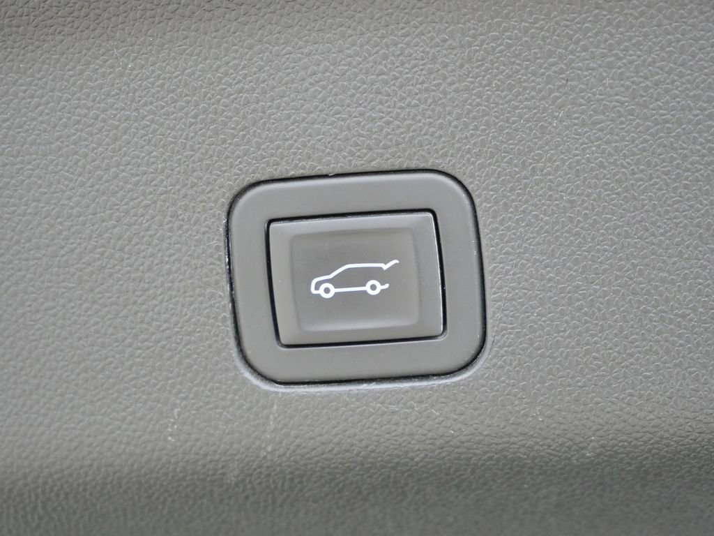 Used 2025 Chevrolet Suburban Z71 image 27