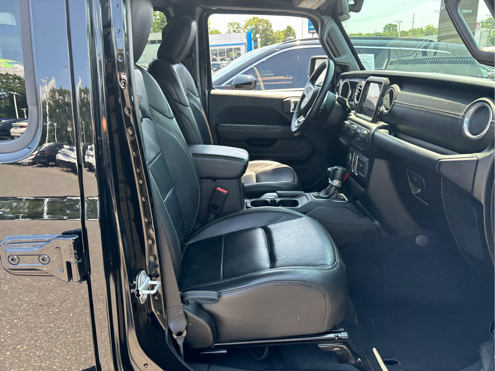 Used 2018 Jeep Wrangler Unlimited Sahara AWD/4WD image 28
