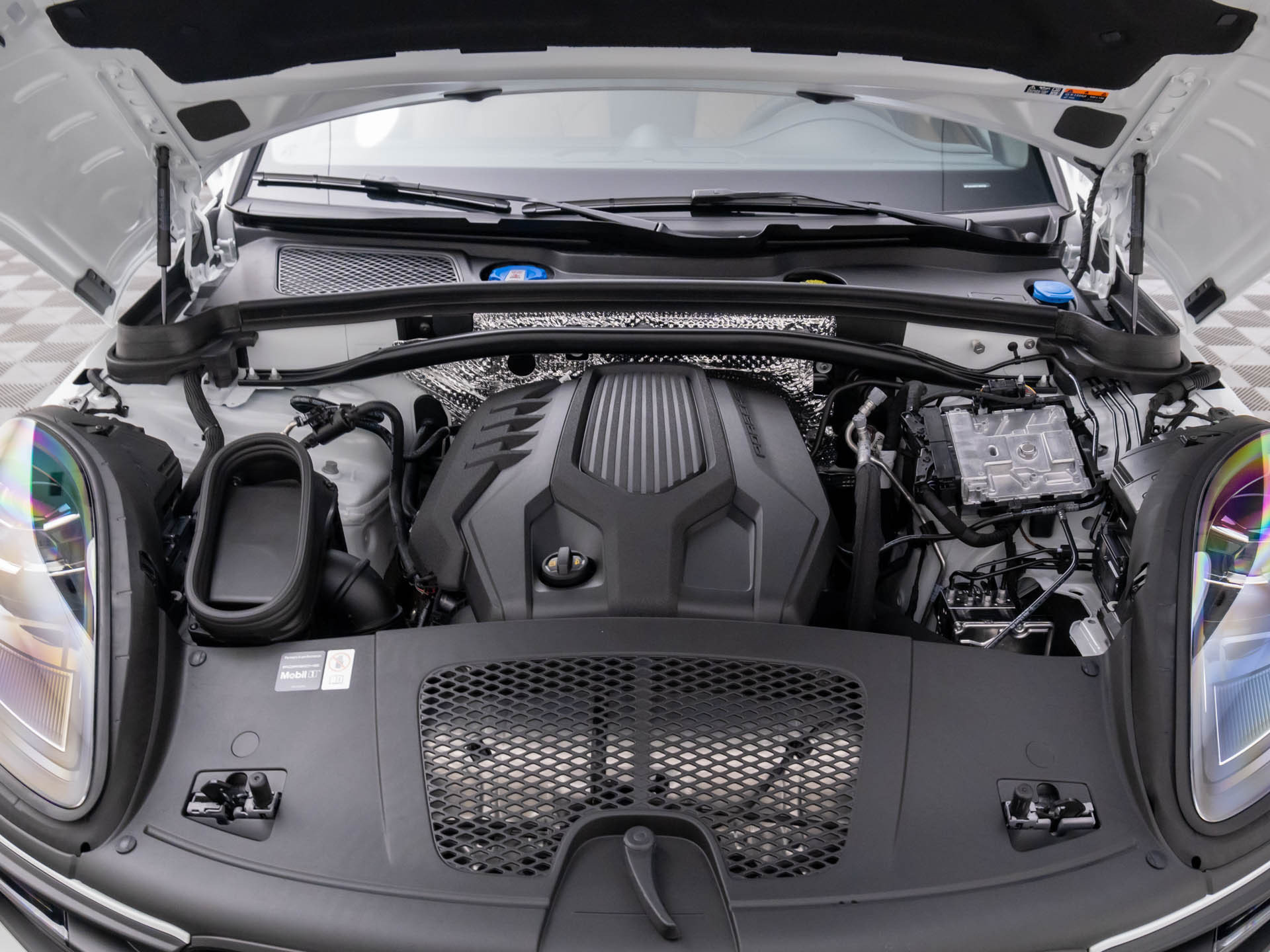 Certified 2026 Porsche Macan AWD/4WD image 30