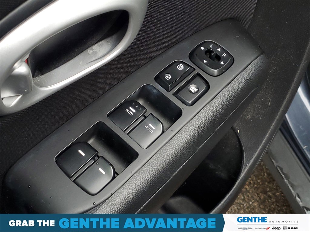 Used 2015 Kia Soul + image 12