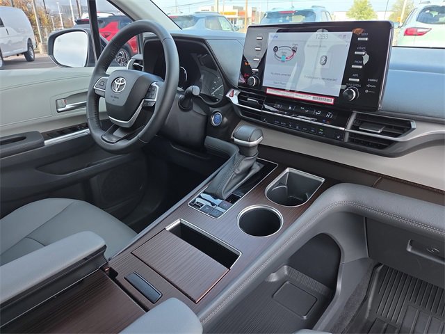 Used 2024 Toyota Sienna XLE image 16