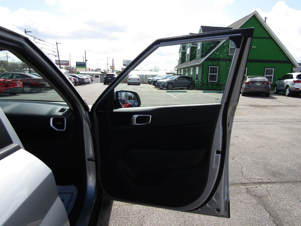 Used 2021 Hyundai Venue SEL w/ Premium Package FWD image 26