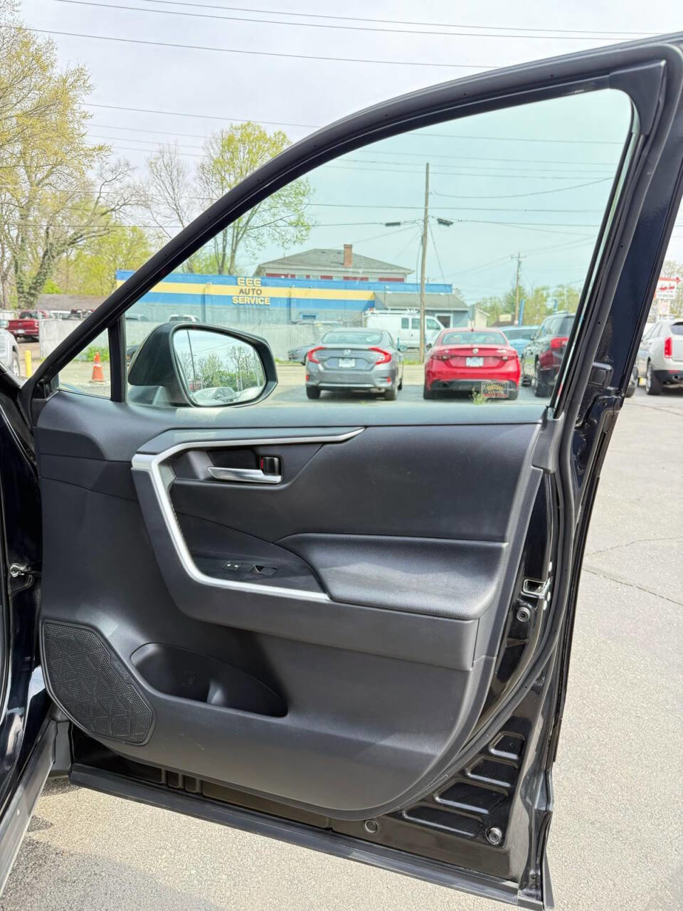 Used 2021 Toyota RAV4 XLE Premium image 17