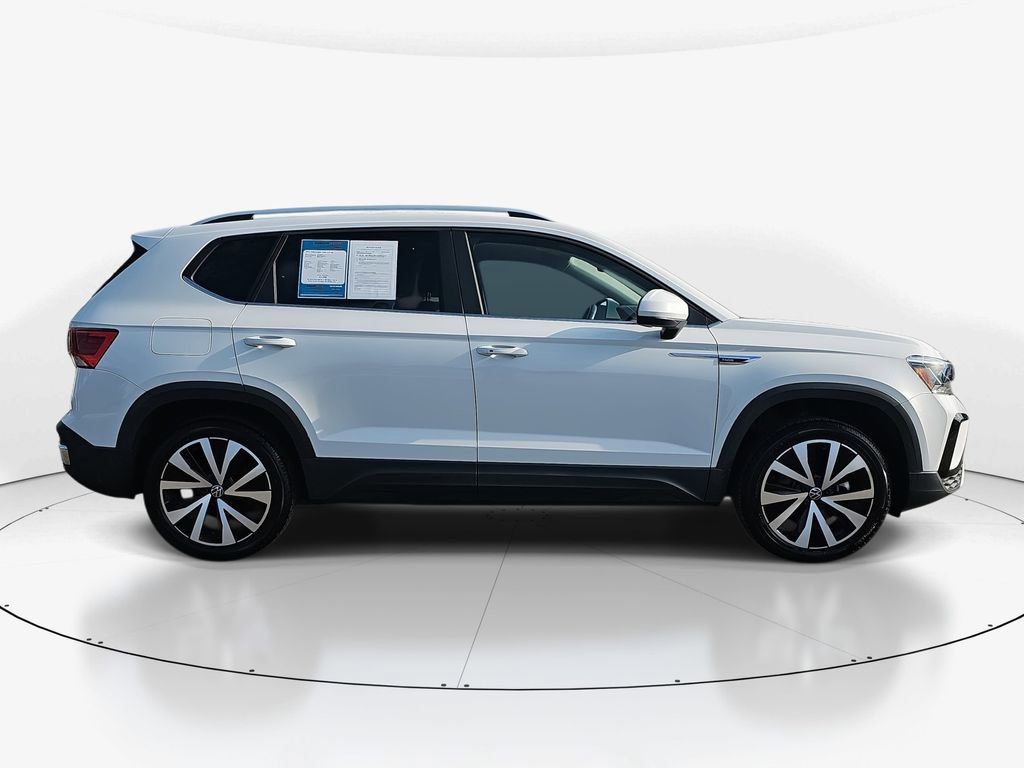 Used 2022 Volkswagen Taos SE w/ Panoramic Sunroof Package image 3