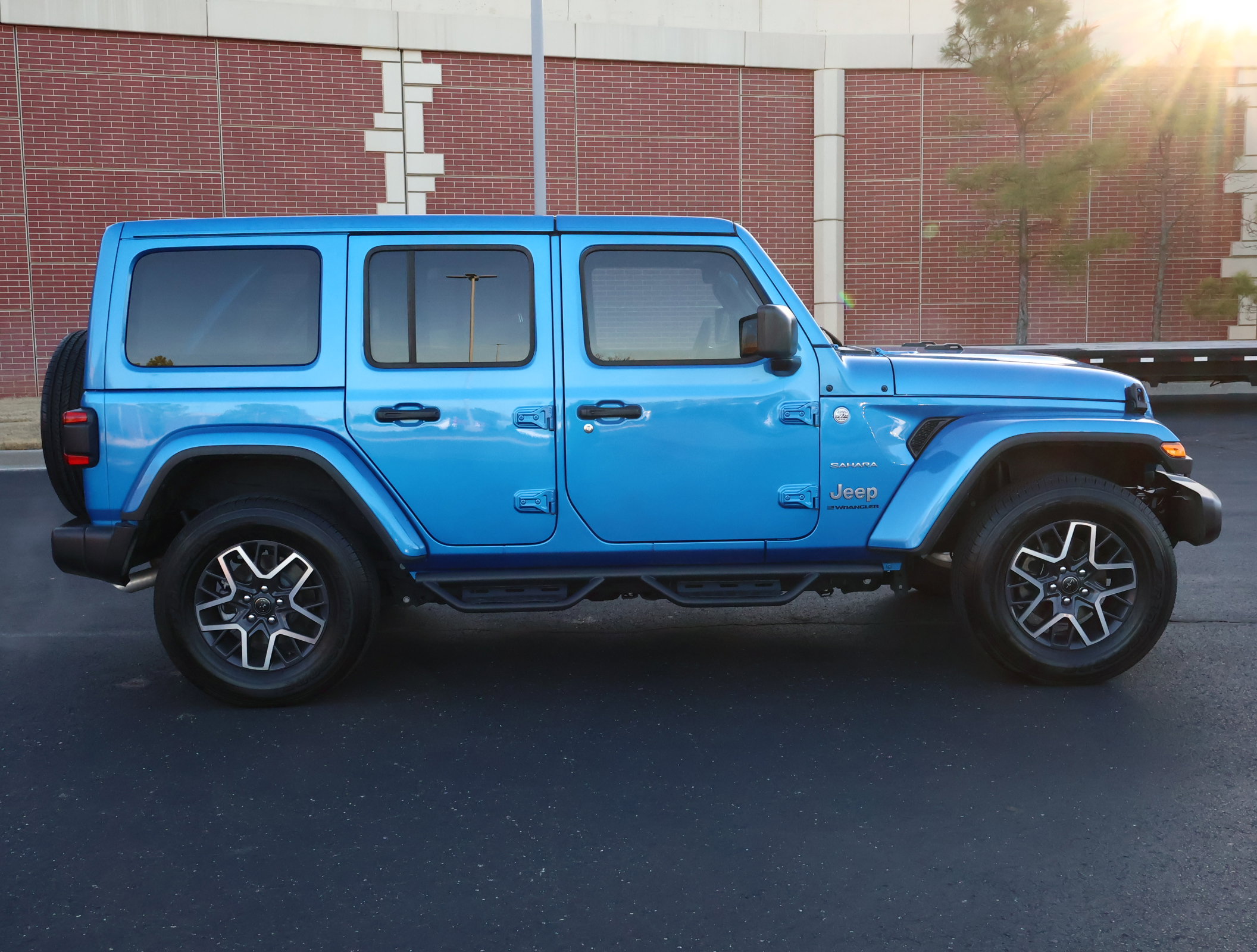 Used 2024 Jeep Wrangler Sahara image 31