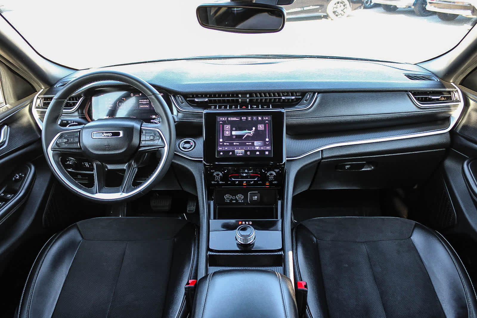 Used 2024 Jeep Grand Cherokee Altitude AWD/4WD image 12