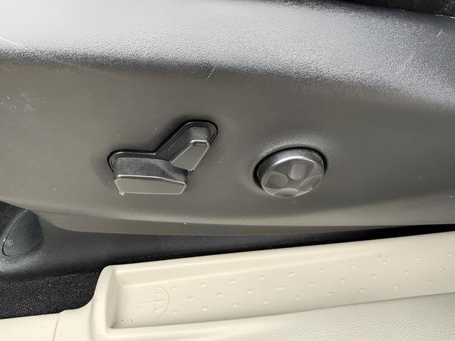 Used 2024 Chrysler Pacifica Touring-L FWD image 21
