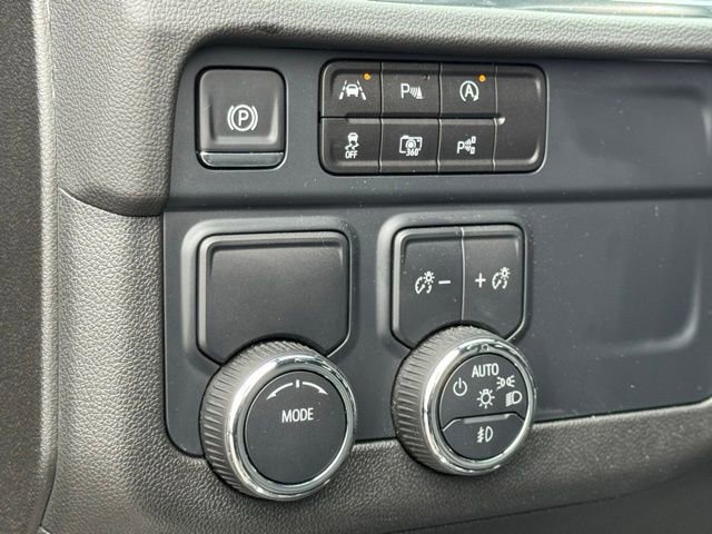 Used 2025 Chevrolet Suburban Premier image 23