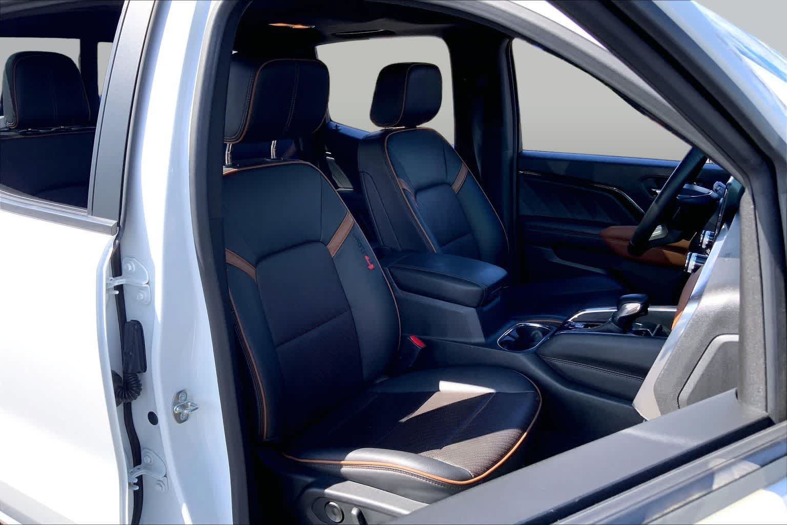 Used 2023 GMC Canyon AT4 w/ AT4 Premium Package AWD/4WD image 8