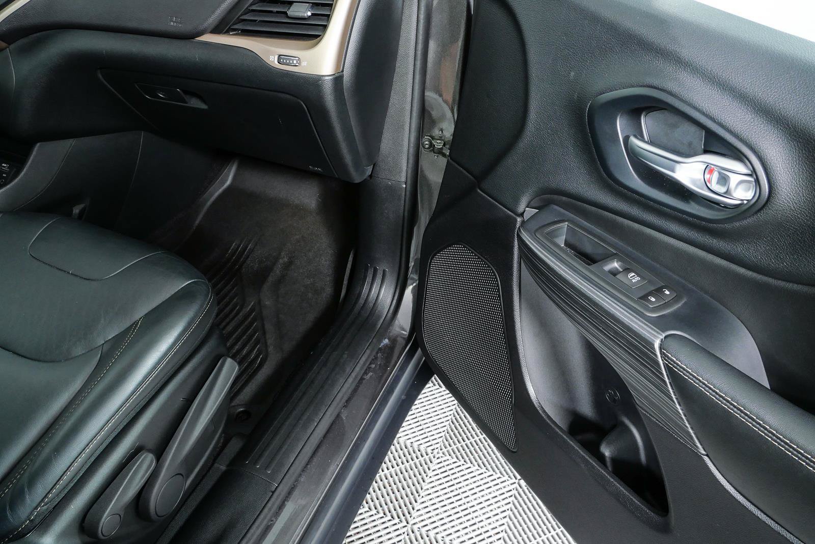 Used 2016 Jeep Cherokee Limited AWD/4WD image 24