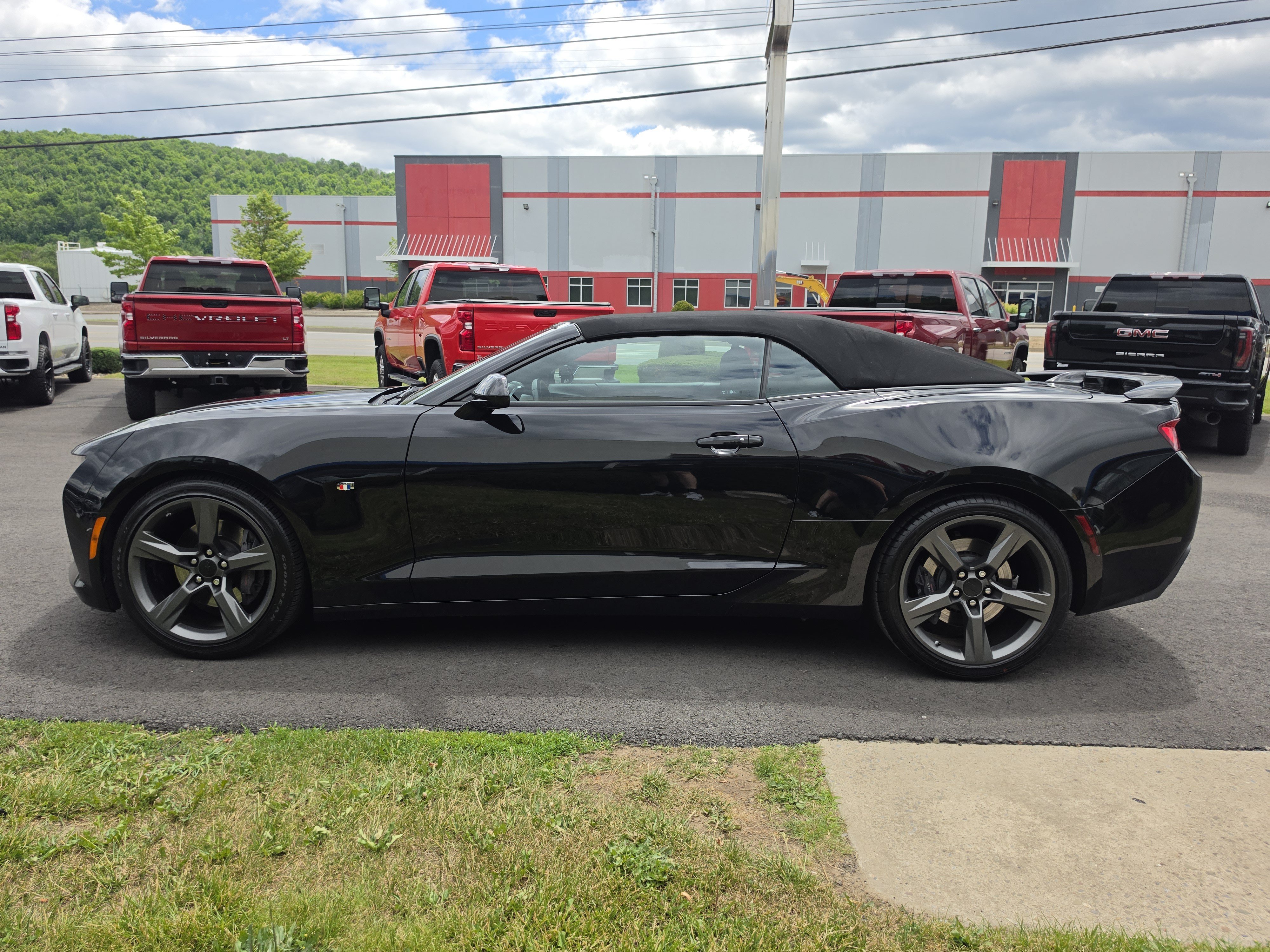 Used 2018 Chevrolet Camaro SS RWD image 9