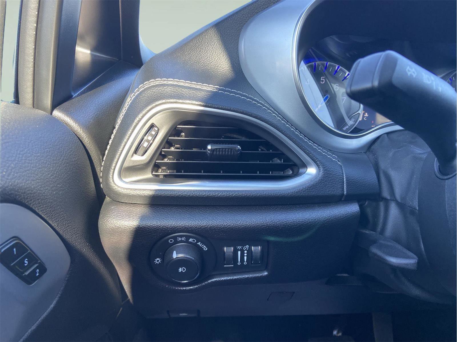 Used 2025 Chrysler Pacifica Limited image 57