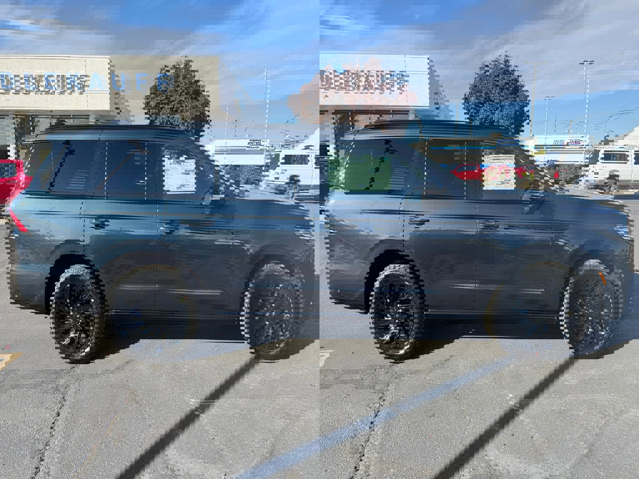 New 2025 Lincoln Navigator Reserve w/ Jet Appearance Package image 2