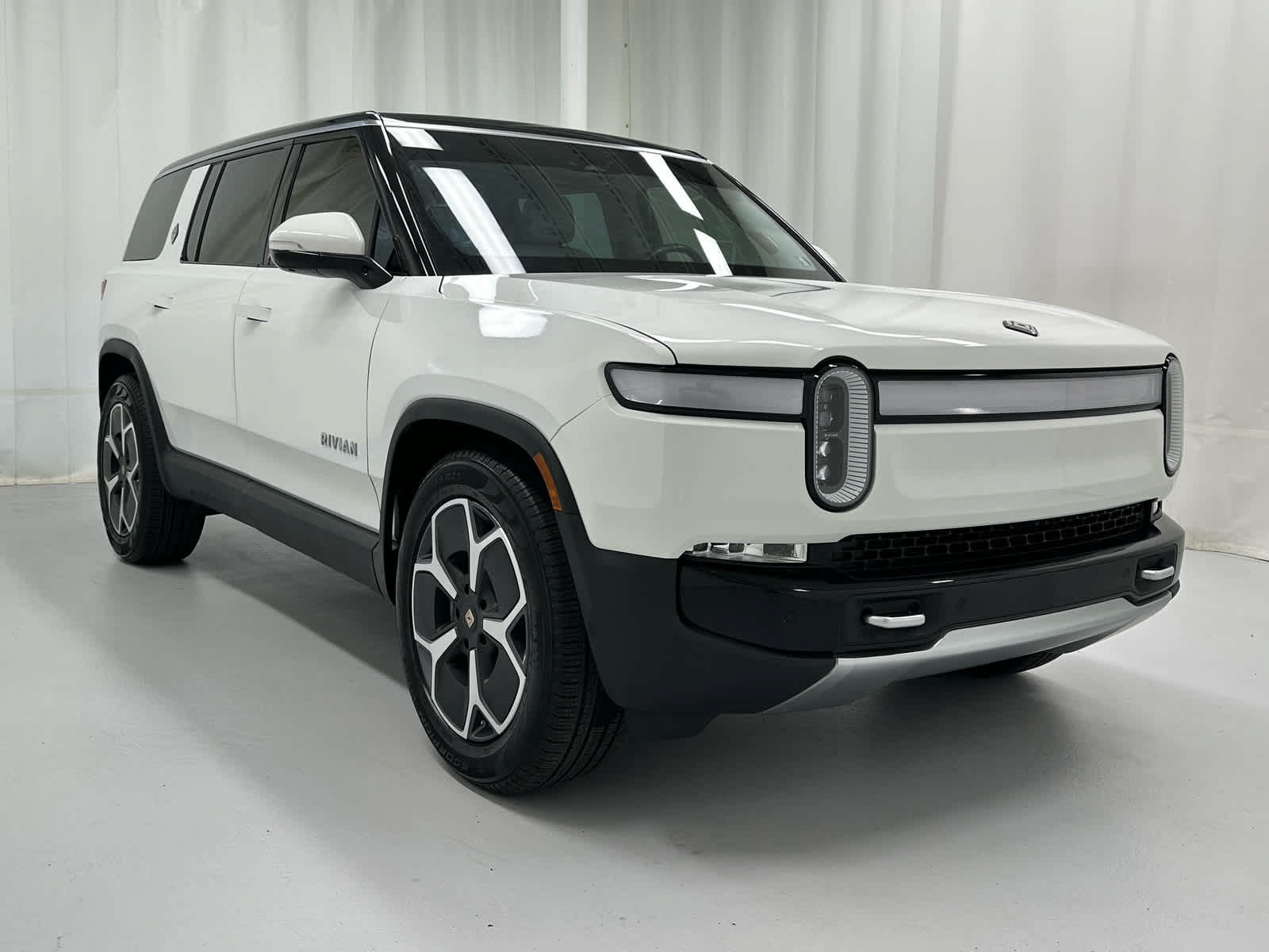 Used 2023 Rivian R1S Adventure Dual AWD/4WD image 2