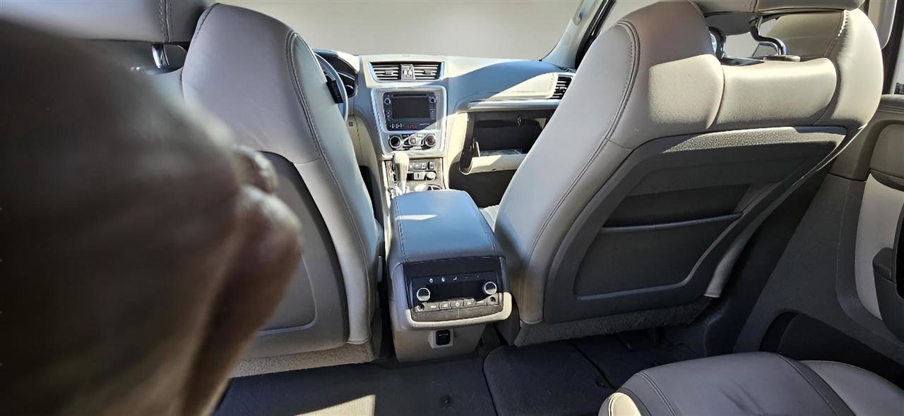 Used 2015 GMC Acadia SLT image 19