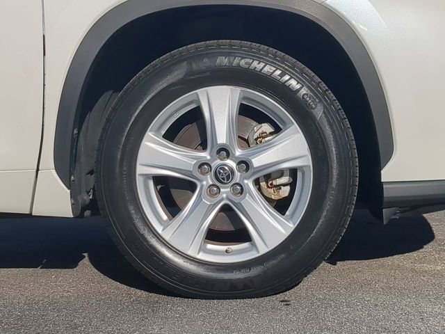 Used 2021 Toyota Highlander L image 11