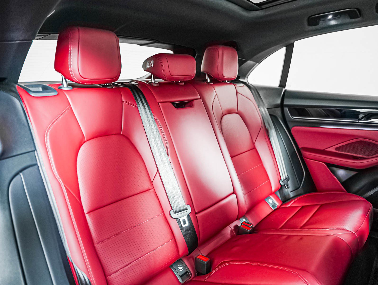 Certified 2025 Porsche Macan Electric w/ Premium Package RWD image 6
