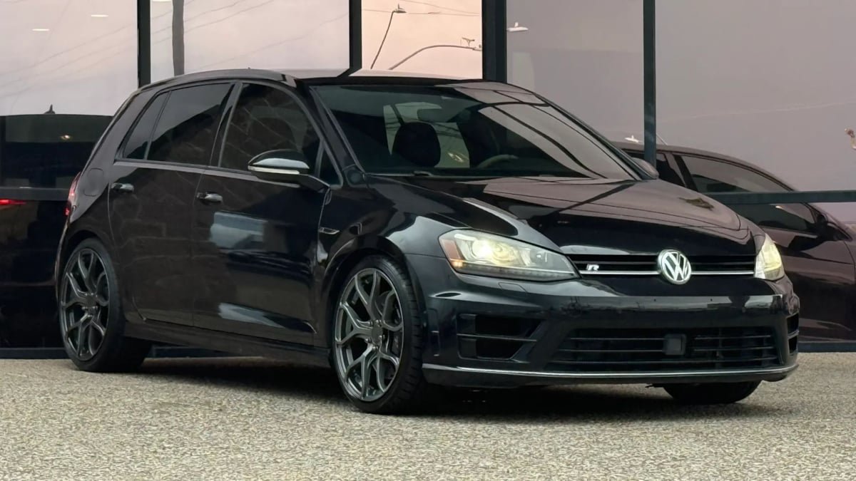 Used 2017 Volkswagen Golf R 4-Door AWD/4WD image 17