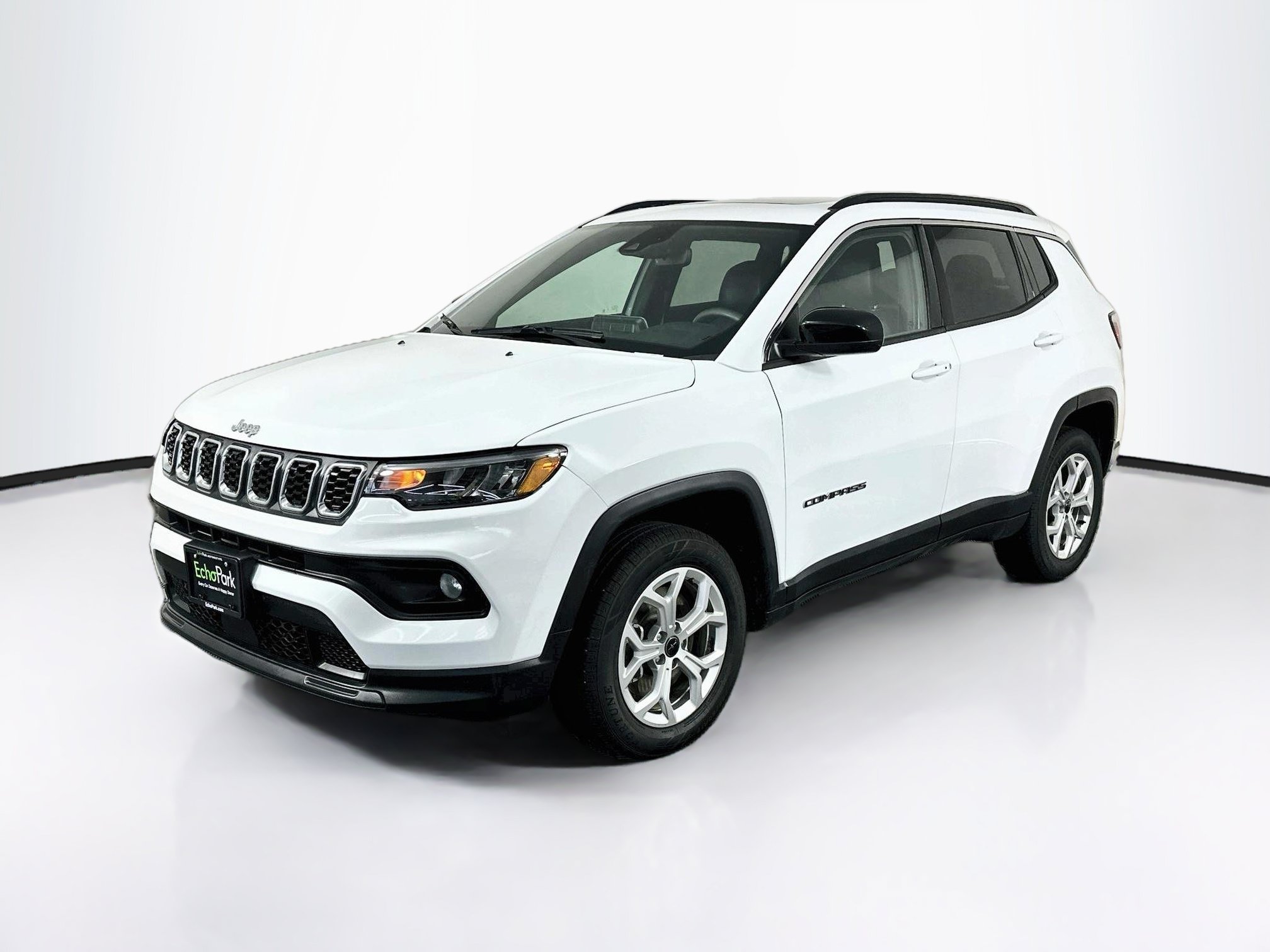 Used 2025 Jeep Compass Latitude w/ Sun & Sound Group AWD/4WD image 3