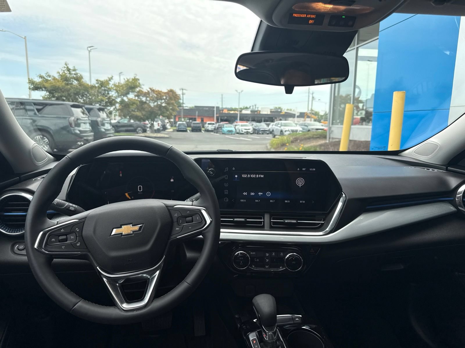 Used 2024 Chevrolet Trax LT w/ Sunroof Package FWD image 2