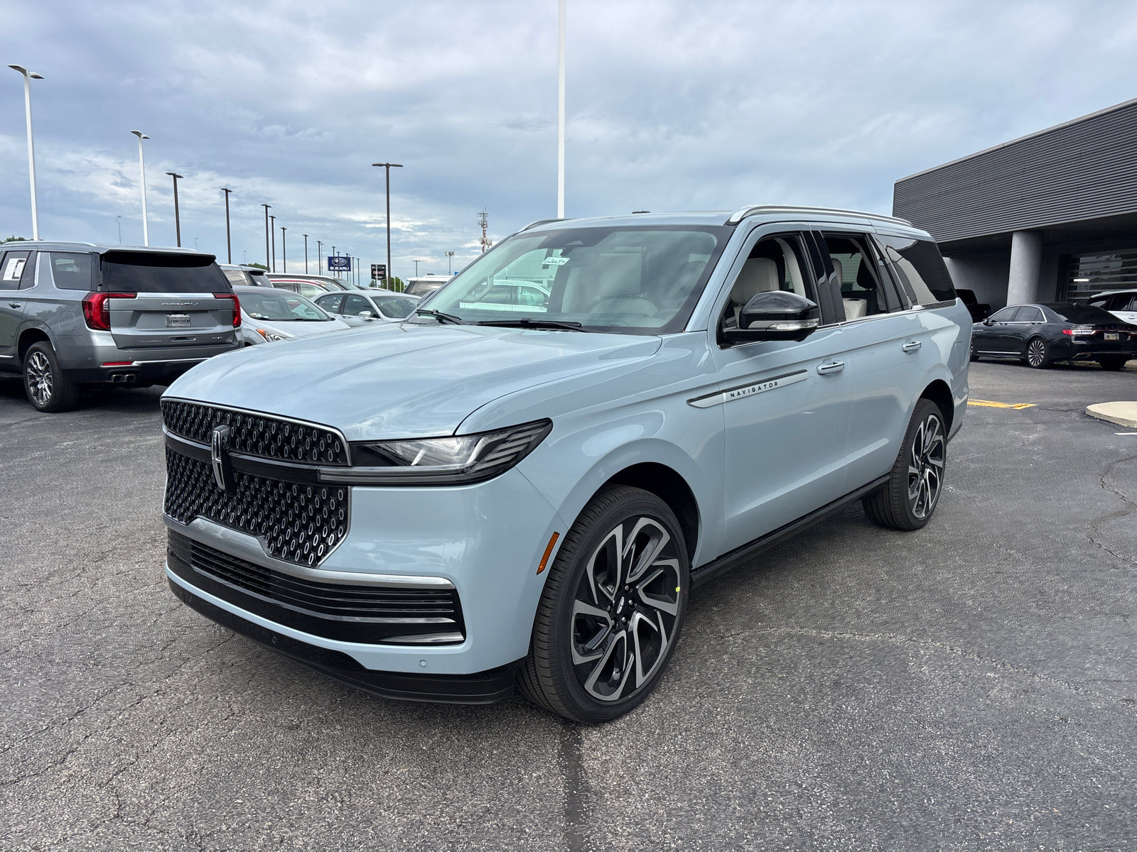 New 2026 Lincoln Navigator Reserve AWD/4WD image 3