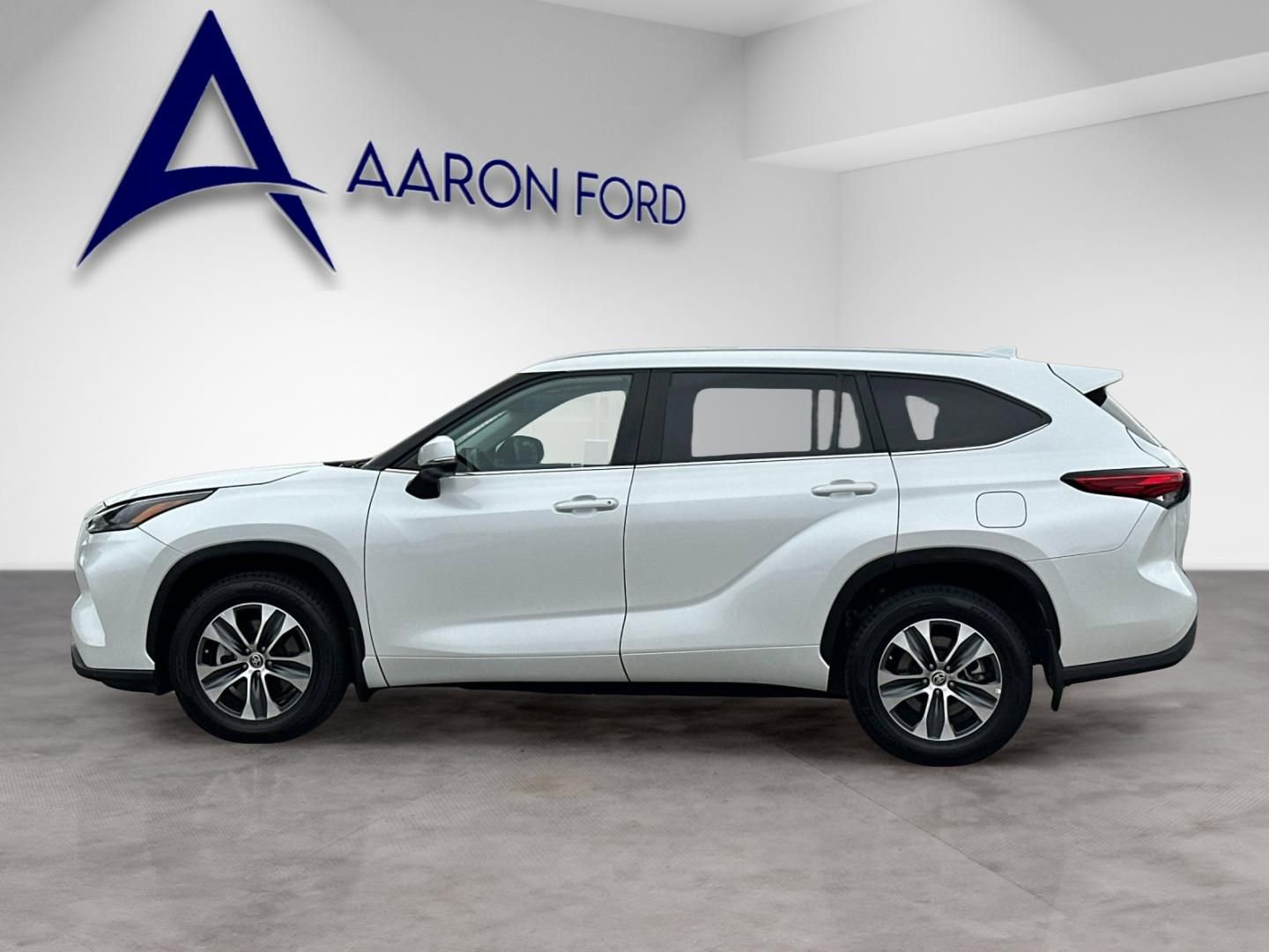 Used 2023 Toyota Highlander XLE image 3