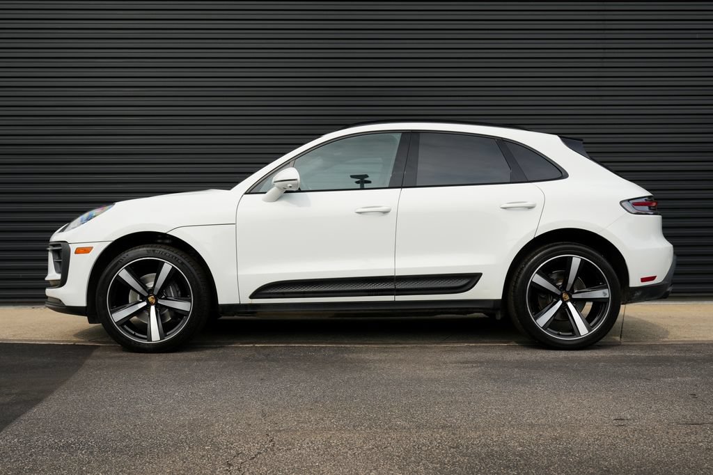 Certified 2024 Porsche Macan AWD/4WD image 2