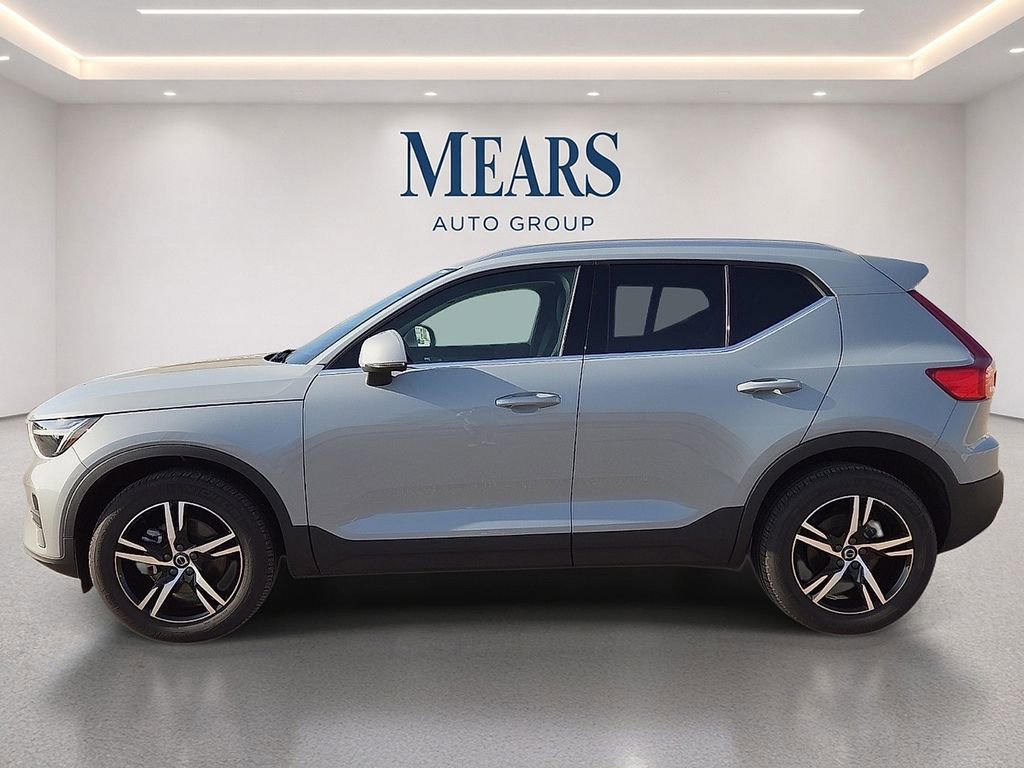 Used 2025 Volvo XC40 B5 Core AWD/4WD image 3