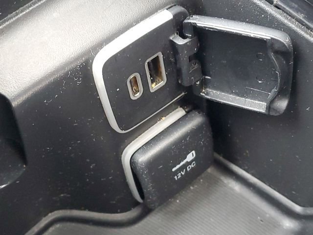 Used 2025 Chrysler Pacifica Limited image 26