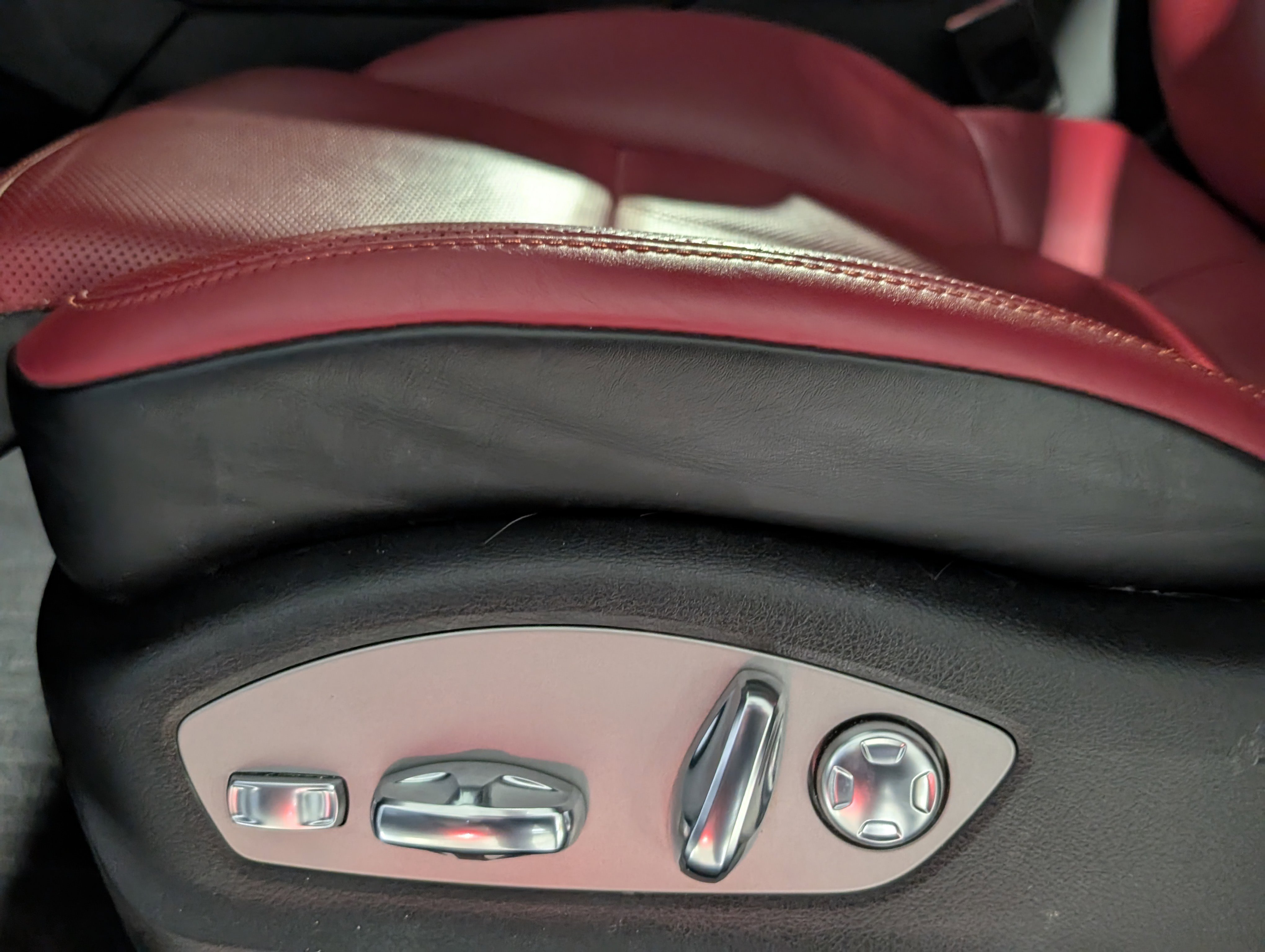 Certified 2018 Porsche Macan AWD/4WD image 19