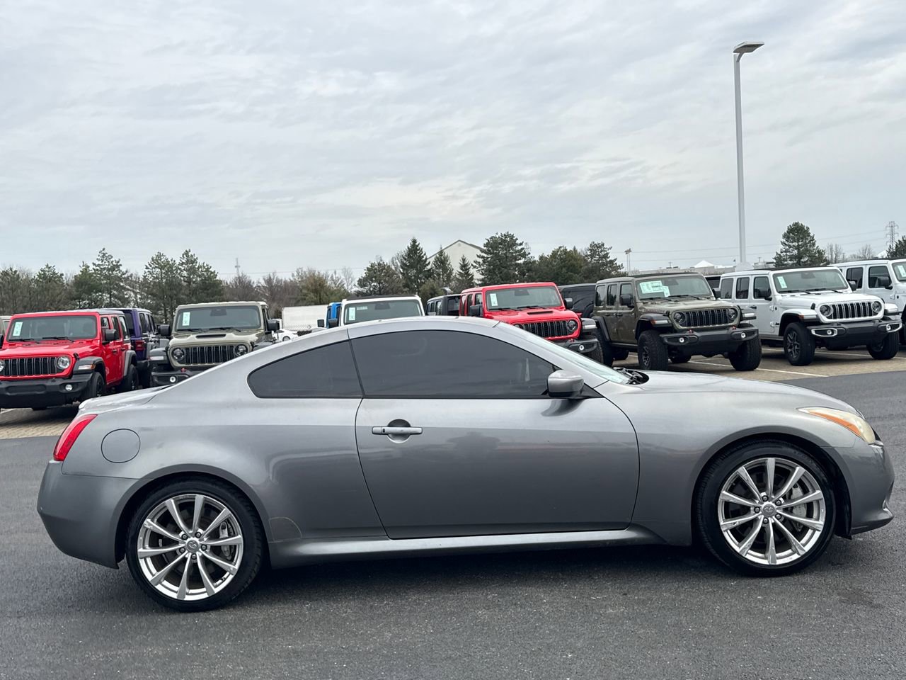 Used 2010 INFINITI G37 Sport w/ Navigation Pkg image 2