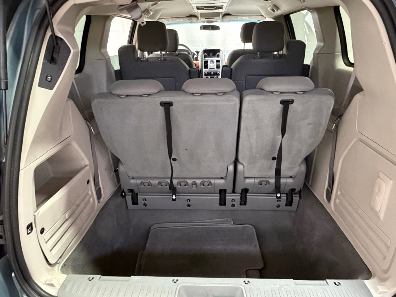 Used 2009 Chrysler Town & Country Touring w/ Flexible Seating Group image 17