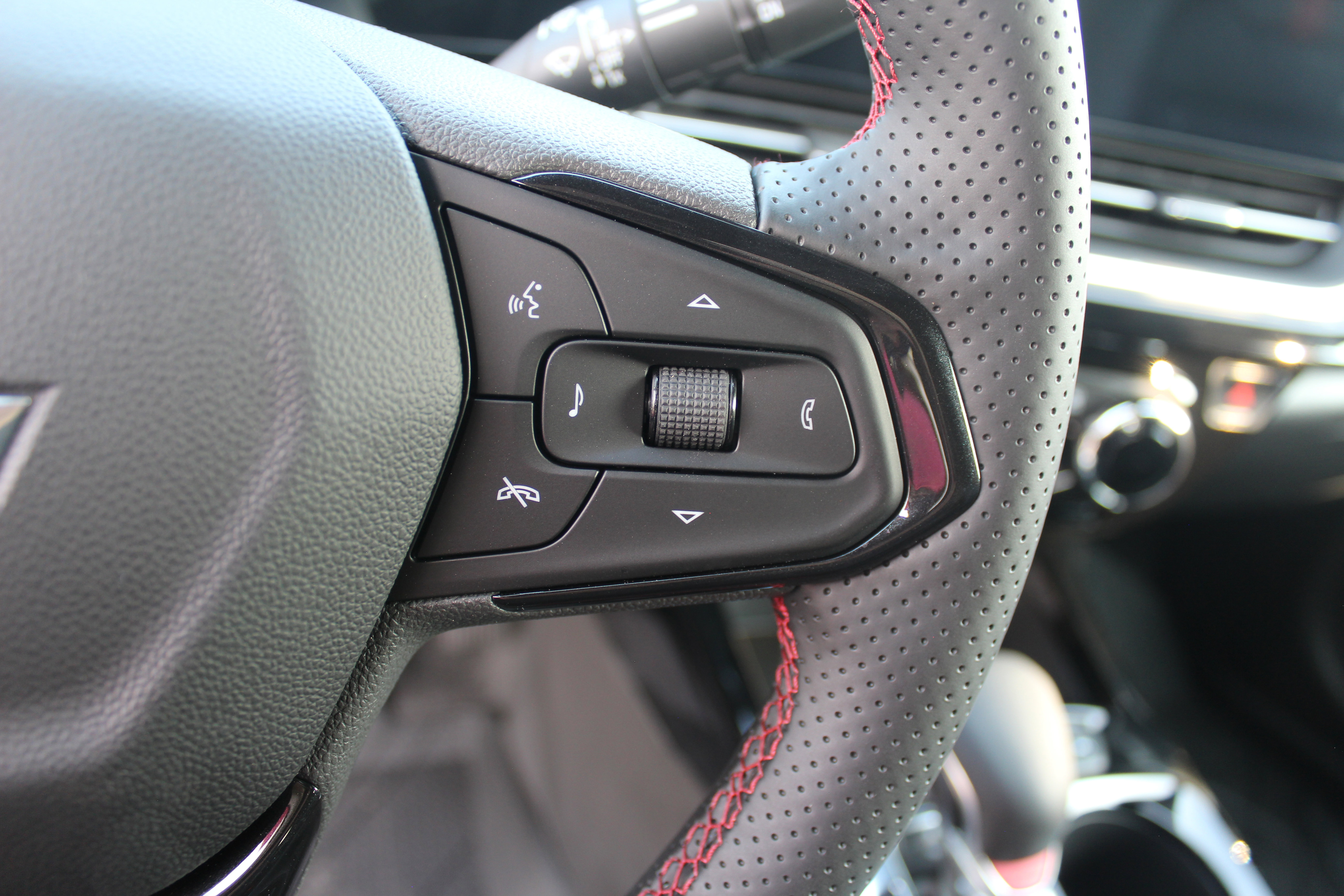 New 2025 Chevrolet Trax RS w/ Driver Confidence Package image 24