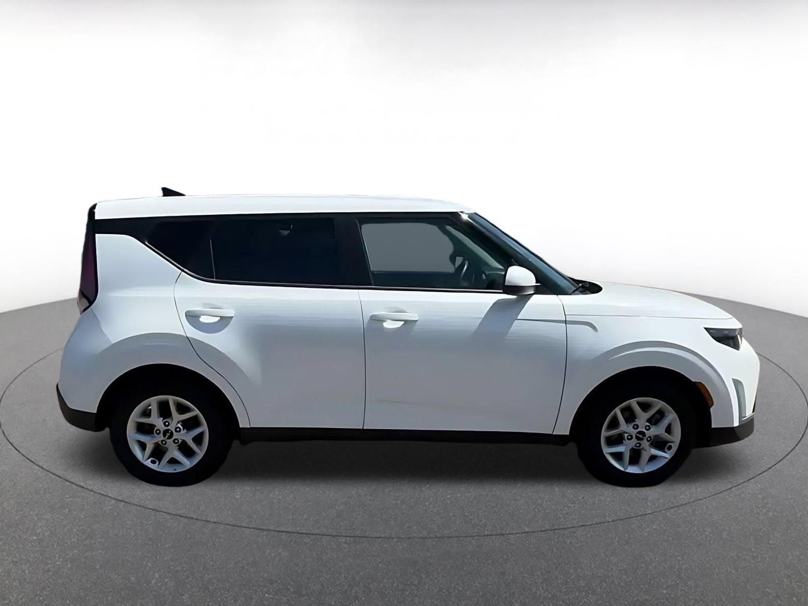 Used 2025 Kia Soul LX w/ LX Technology Package FWD image 15