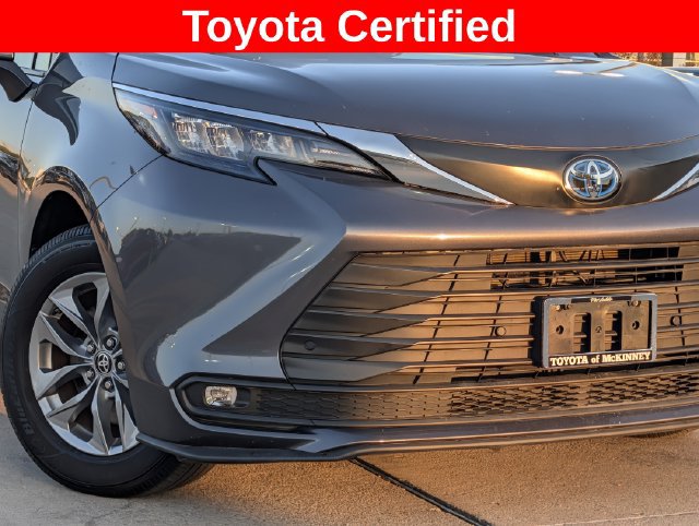Certified 2025 Toyota Sienna XLE FWD image 3