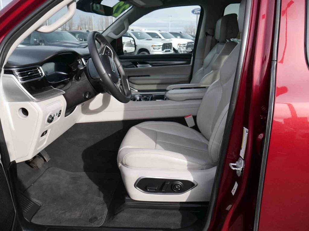 Used 2022 Jeep Wagoneer Series III w/ Flexible Seating Group image 31