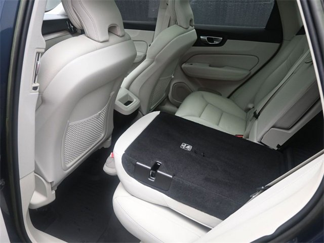 Used 2022 Volvo XC60 B5 Momentum w/ Climate Package image 24