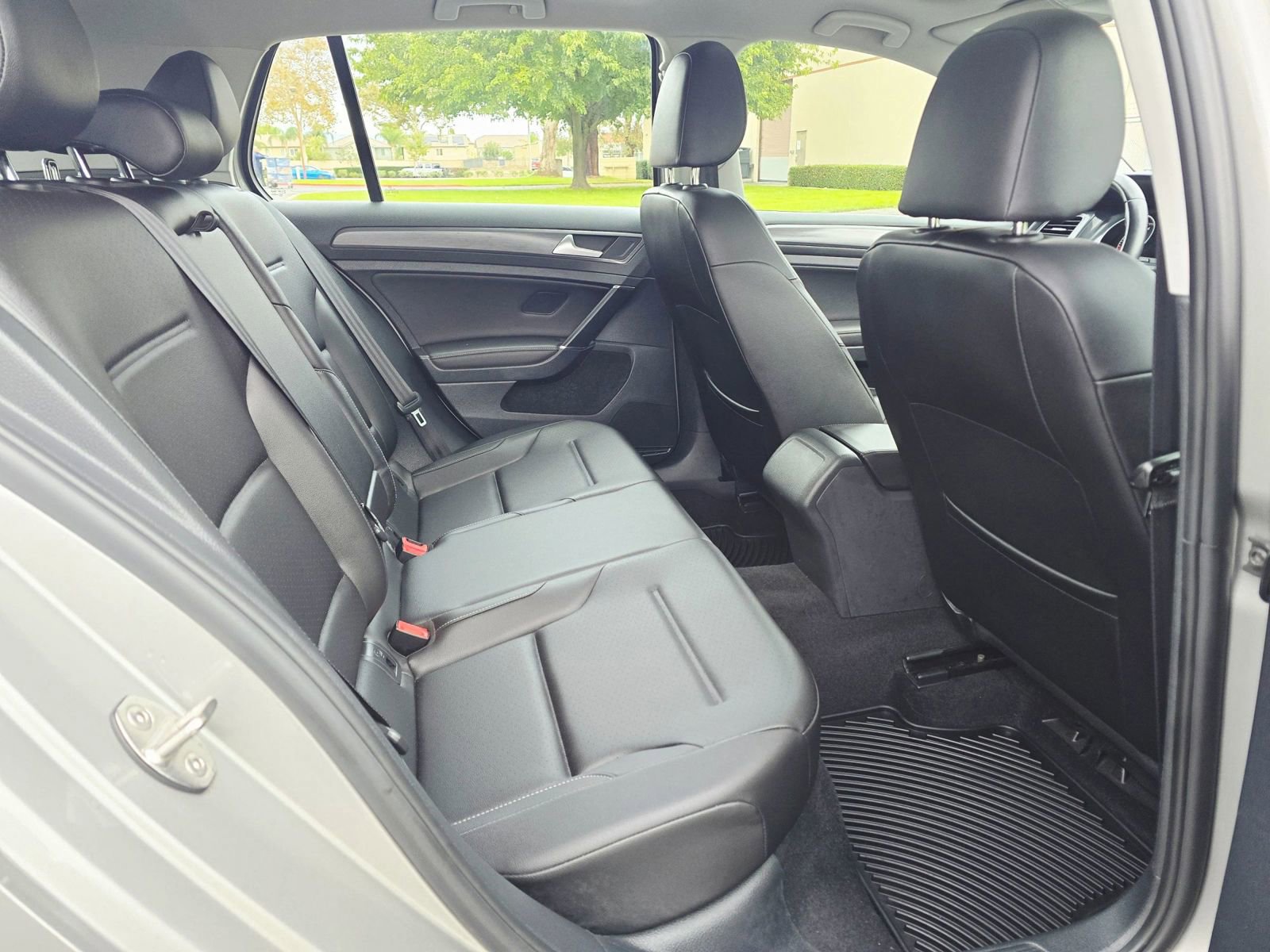 Used 2018 Volkswagen Golf SE FWD image 31