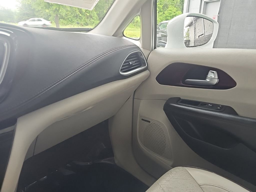 Used 2017 Chrysler Pacifica Limited FWD image 31